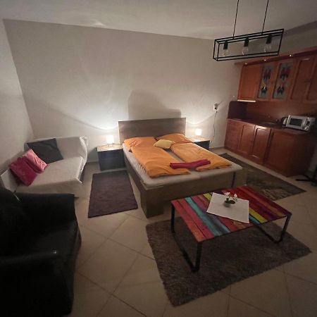 Monelly Apartman Komarno Exterior photo